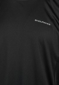 Sort sports T-shirt lavet af glat, åndbart stof med en rund halsudskæring og et lille hvidt "ENDURANCE" logo på forsiden.