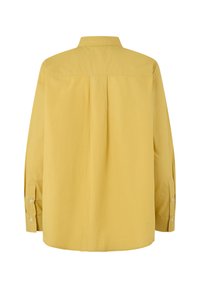 Camicia gialla a maniche lunghe con piega sul retro, polsini abbottonati e colletto classico. Realizzata in tessuto morbido, presenta una vestibilità comoda.