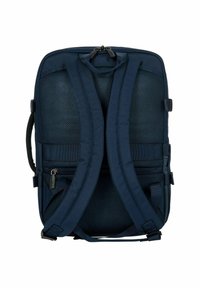 Zaino blu navy con superficie texturizzata, spallacci imbottiti e regolabili, tasca anteriore con zip e una robusta maniglia superiore per il trasporto.