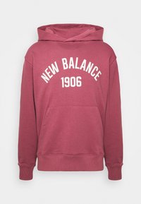 Sweat à capuche bordeaux avec poche avant et texte blanc "NEW BALANCE 1906" sur la poitrine.