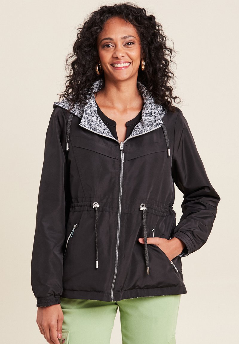 Schwarze leichte Jacke mit einer strukturierten grauen Kapuze, Reißverschluss vorne, verstellbarem Kordelzug in der Taille und seitlichen Reißverschlusstaschen.