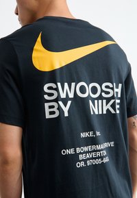 Nike Sportswear TEE - Apdrukāts T-krekls - black