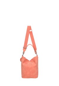 Sac seau en suède rose corail avec une large bandoulière réglable et un petit pouch rond attaché sur fond blanc.