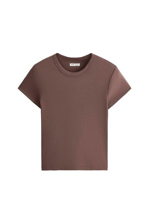 Brązowy t-shirt z krótkim rękawem i okrągłym dekoltem, z prostym dołem, wyświetlony na płasko na białym tle.