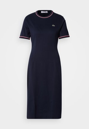 Vestito blu navy a maniche corte in cotone. Presenta una scollatura tonda con bordo rosso a contrasto e un piccolo logo verde sul petto.