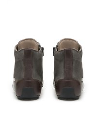 Stivaletti alla caviglia in suede grigio con accenti in pelle marrone scuro, punta arrotondata e chiusura con zip sul lato. Suola in gomma testurizzata per una buona aderenza.