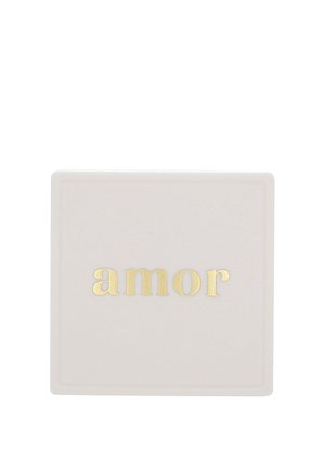 Quadratische Keramikkaraffe mit mattem, hellrosa Finish, auf deren Oberfläche das Wort "amor" in goldfarbener Prägung zentriert ist.