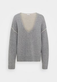 Pull gris avec un décolleté en V profond, épaules tombantes et poignets côtelés. Texture douce, présentant un tissu intérieur contrastant dans une teinte plus claire.