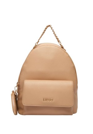 Zaino in pelle beige con tasca frontale a patta, piccolo portaoggetti laterale rotondo e manico corto a catena dorata.