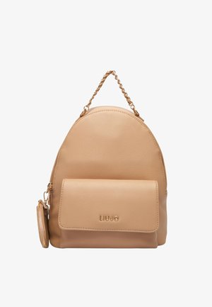 Zaino in pelle beige con tasca frontale a patta, piccolo portaoggetti laterale rotondo e manico corto a catena dorata.
