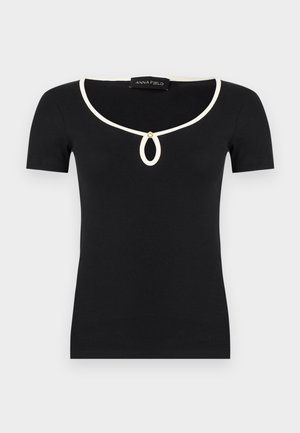 Top negru cu mâneci scurte, din material cu dungi fine, cu margine albă în jurul decolteului rotund și o decupare mică în formă de picătură, fixată cu un nasture auriu.