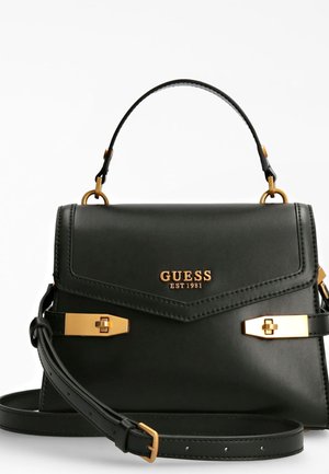 Czarna skórzana torebka Guess ze złotym wykończeniem, górnym uchwytem, regulowanym paskiem na ramię i logo "GUESS EST 1981" na przedniej klapie.