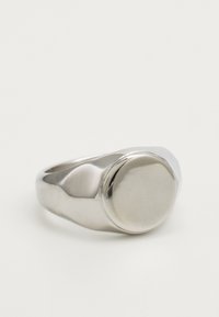 Sølvmetallring med en jevn, rund topp, med litt hevet design og en polert overflate. Den buede ringen forsterker den strømlinjeformede formen.