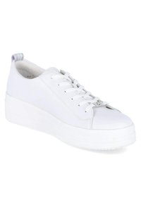 Sneaker bianco con una tomaia in pelle liscia, punta arrotondata, lacci piatti e una suola spessa e texturizzata. Presenta un sottile accento a righe sul tallone.