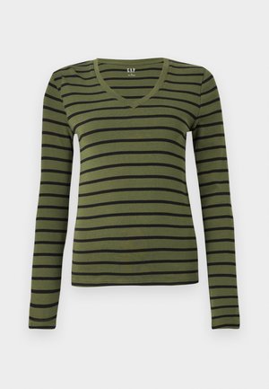 Camisa de manga longa verde-azeitona com decote em V e listras horizontais pretas, corte ajustado e etiqueta GAP no interior da gola.