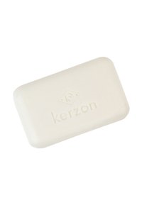 Weißes rechteckiges Seifenstück mit glatter Oberfläche und abgerundeten Ecken, geprägt mit dem Namen "kerzon." Keine sichtbaren Muster oder Akzente.