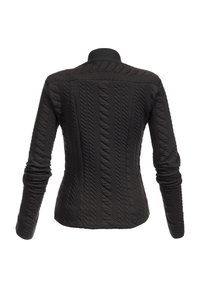 Schwarze gesteppte Jacke mit langen Ärmeln, die ein strukturiertes Zopfmuster aufweist. Der hohe Kragen und die taillierte Silhouette betonen die Form.