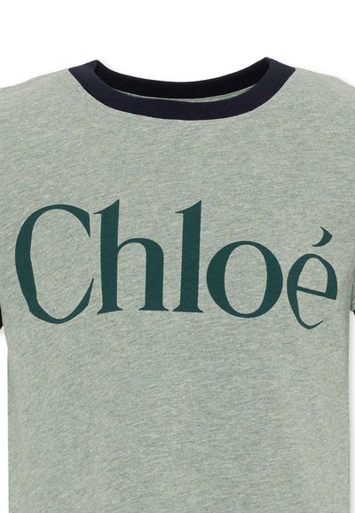 Maglietta grigia con colletto nero e grande testo verde scuro "Chloé" stampato sul petto in un font serif.
