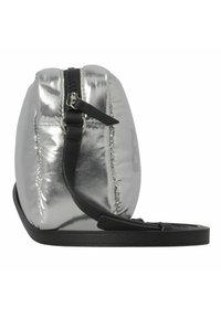 Zilveren metallic crossbodytas met een gestructureerde, gewatteerde uitstraling, voorzien van een contrasterende zwarte strap en ritssluiting.