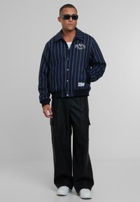 Karl Kani PINSTRIPES - Bombejakke - dark blue/off white