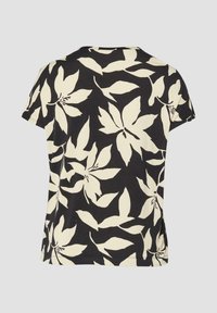Czarna koszula z krótkim rękawem, ozdobiona dużymi białymi, abstrakcyjnymi wzorami liści równomiernie rozmieszczonymi na materiale.