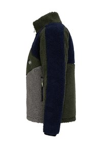 Vue latérale d'une veste polaire à col montant en blocs de couleur vert, bleu marine et gris avec poche zippée et tissu texturé.