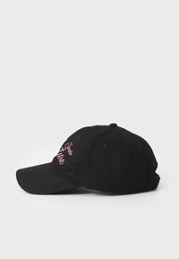 Boné preto com aba curva, apresentando texto bordado em rosa "Seems Fine" na frente. Feito de tecido com uma superfície texturizada. Fivela ajustável na parte de trás.