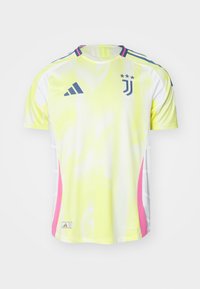 Geel en wit mesh shirt met roze accenten, voorzien van korte mouwen, ronde hals en het Juventus-logo met drie sterren op de borst.