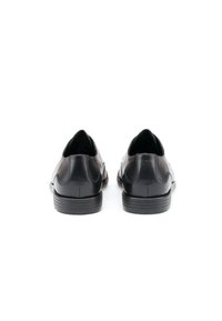 Scarpe in pelle nera con un design elegante, punta arrotondata e lati texture, dotate di una suola in gomma nera resistente.