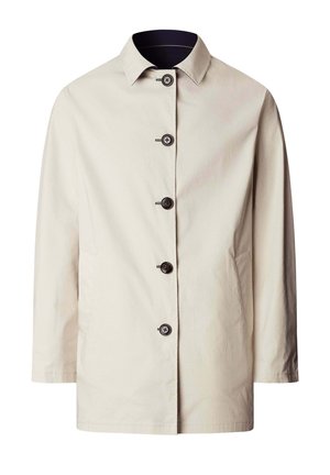 Abrigo beige de longitud media con cuello clásico y cinco botones oscuros en la parte delantera, con bolsillos laterales y mangas largas.