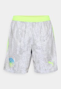 Lysgrå sports shorts med neongrøn talje og sidestriber, med Manchester Citys våbenskjold og Puma-logo på forsiden.