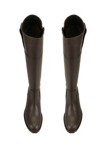 Bottes en cuir marron, hauteur genou, avec une texture lisse, bout rond et fermetures éclair sur le côté ; elles présentent des détails de couture et une semelle en caoutchouc.