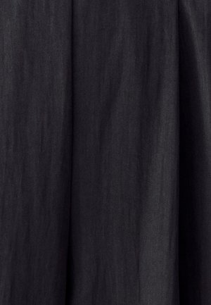 Tissu noir à la texture douce avec des plis verticaux subtils créant des ombres légères et de la profondeur.