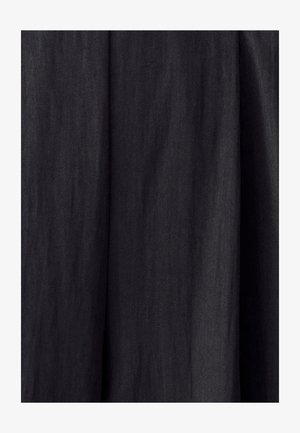 Tissu noir à la texture douce avec des plis verticaux subtils créant des ombres légères et de la profondeur.