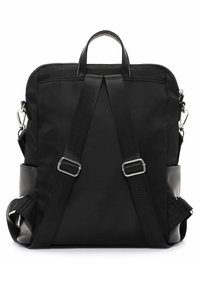 Mochila negra con forma rectangular, fabricada en un material duradero, con doble correa para los hombros y asas en la parte superior. Realzada con detalles en hardware plateado.