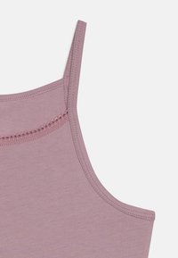 Vaalean violetin värinen hihaton paita, jossa on ohuet olkaimet, ja kaula-aukossa koristeellinen ommeltu detalji sekä sileä ja pehmeä kankaan rakenne.