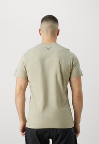 Dynafit GRAPHIC TEE - Triko s potiskem - rock khaki/badge