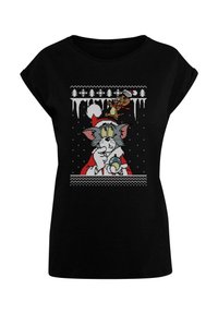 Svart t-shirt med kort ärm som har en tecknad katt i en tomteluvä och en mus, med vintermotiv och snöflingor i ett färgglatt stickat mönster.