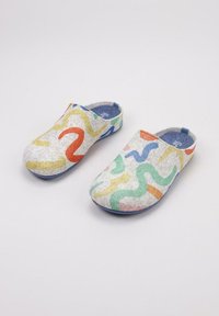 Zapatillas grises de felpa con patrones abstractos de ondas en rojo, verde, azul y naranja; diseño de parte trasera cerrada con una suela azul.