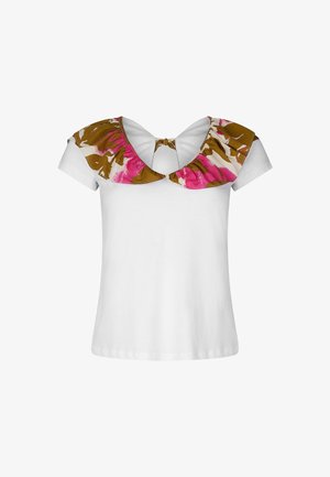 T-shirt bianco con un colletto floreale oversized arricciato nei colori rosa, marrone e crema. Maniche corte e vestibilità leggermente ampia.