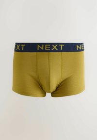 Olivgröna kalsonger med ett marinblått elastiskt midjeband som har "NEXT" i gula bokstäver. Mjuk textur, figurnära design och minimala sömdetaljer.