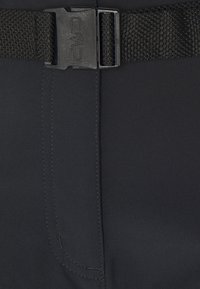 Cinturón negro con una superficie texturizada, que presenta una hebilla de plástico resistente. La tela tiene un acabado suave con detalles de costura en contraste.