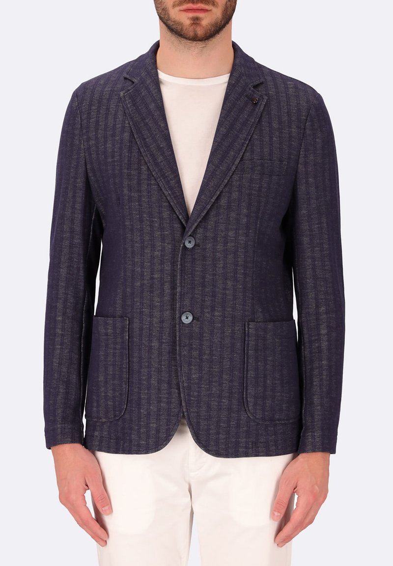 Blazer a righe navy realizzato in tessuto strutturato, dotato di risvolto, due tasche frontali e chiusura a bottoni.