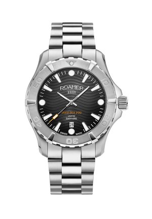 Montre en acier inoxydable avec un cadran noir texturé, des index d'heure lumineux, des accents orange et un affichage de la date à 6 heures. Résistante à l'eau jusqu'à 200 mètres.