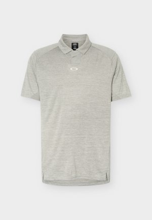 Lysegrå kortærmet polo med subtil horisontal tekstur og et lille hvidt ovalt logo på brystet, vist på en hvid baggrund.