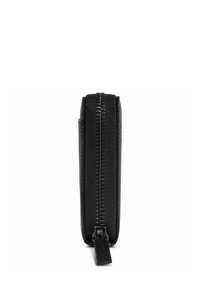 Portefeuille en cuir noir avec une finition texturée, doté d'une fermeture éclair visible sur un côté et d'une forme rectangulaire compacte.