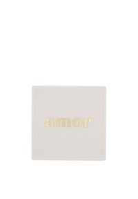 Posavasos cuadrado blanco con la palabra "amor" en dorado, centrado sobre un fondo blanco sencillo.
