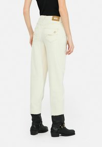 LIU JO CARROT - Mom jeans - off white