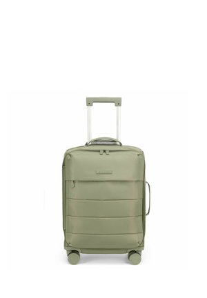Valise cabine verticale souple verte avec poignée télescopique, poignée latérale, poche zippée avant et quatre roues pivotantes sur fond blanc.