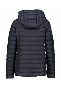 Marineblaue Steppjacke mit Kapuze, die horizontale gesteppte Abschnitte, eine glatte Stofftextur und eine lockere Passform aufweist.
